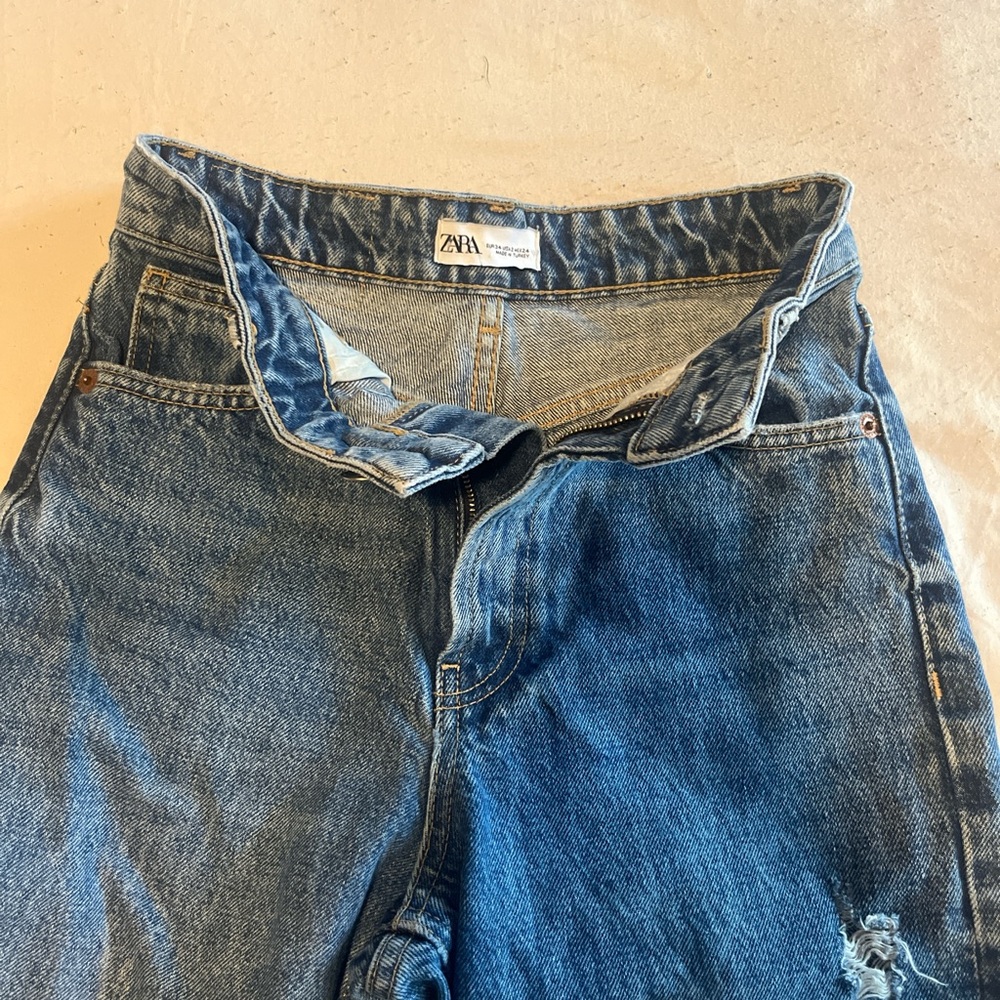 ZARA jeans, brand new. Size 2, high-waisted.